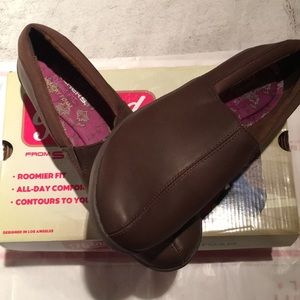 RELAXED FIT FROM SKECHERS SIZE 11, NEW BROWN